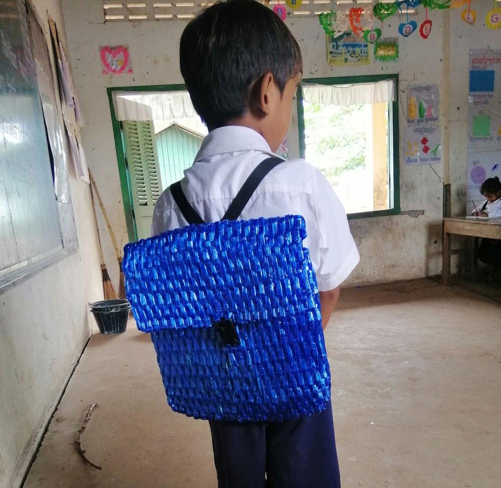 Mochila de plástico faz escola no Camboja receber doações