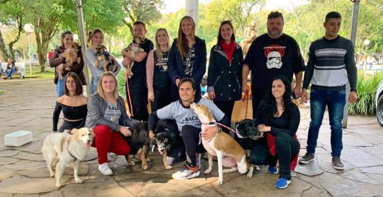 Filho de tricampeão da F-1 chega à Capital evai ajudar ONG de cães