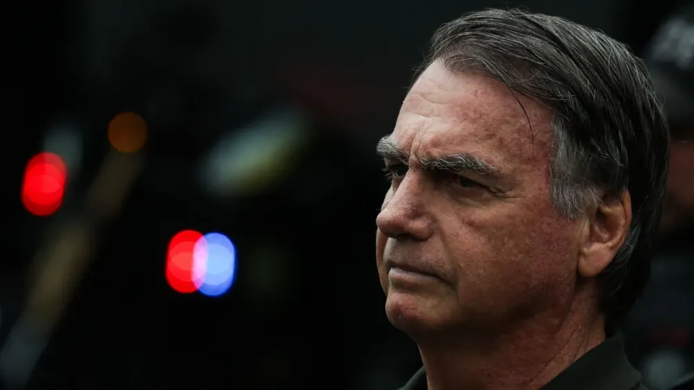 Na PF, Bolsonaro age normalmente e sem indícios de surto
