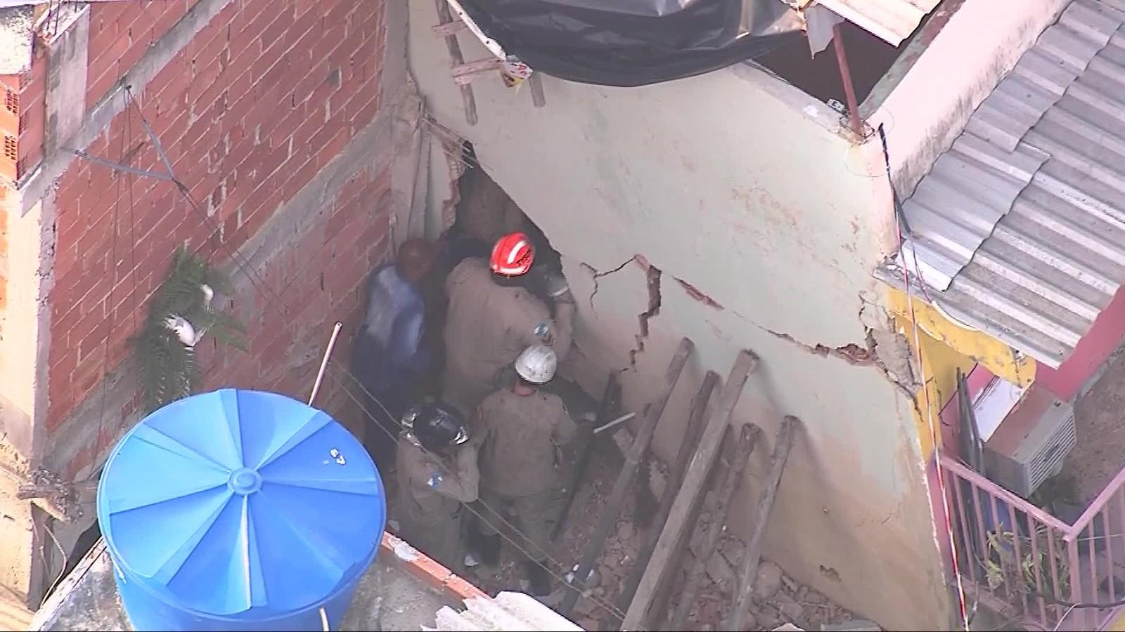 Casa desaba em Curicica, na Zona Oeste do Rio