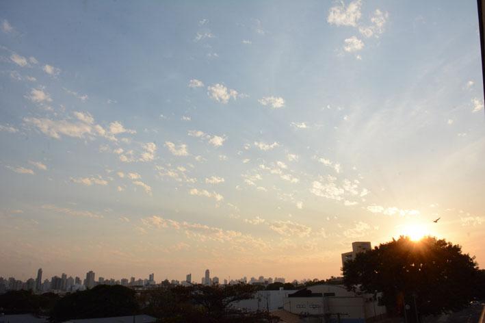 Terça-feira com baixa umidade do ar e calor de 33°C em MS