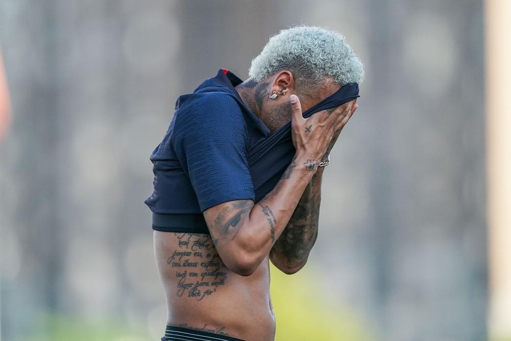 Neymar treina sozinho no PSG enquanto futuro segue indefinido