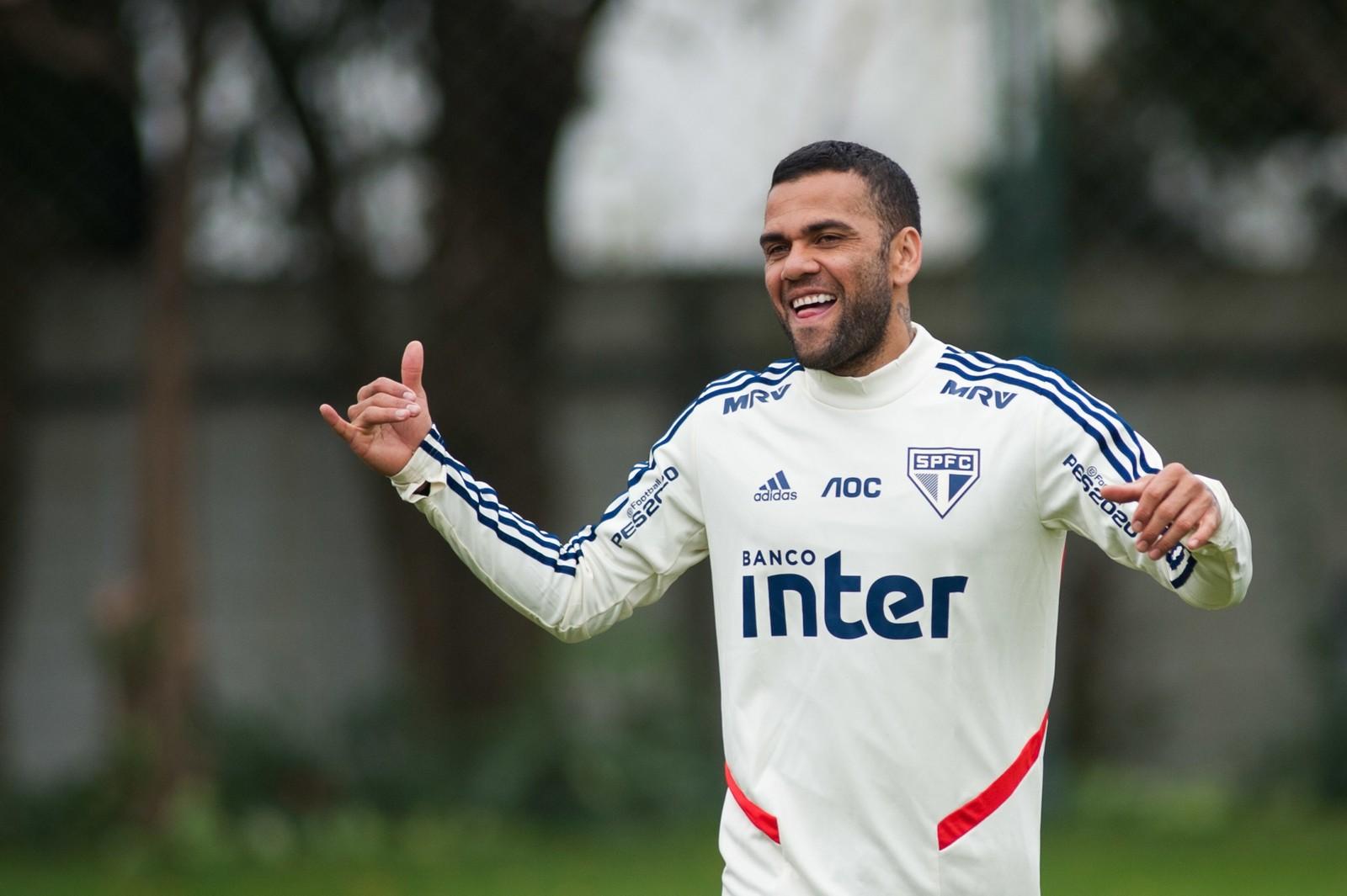 Daniel Alves é registrado no BID e fica liberado para estrear pelo São Paulo