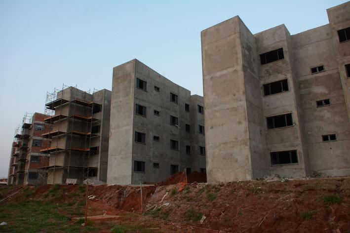 Em meio a deficit habitacional, 76 concorrem a um apartamento