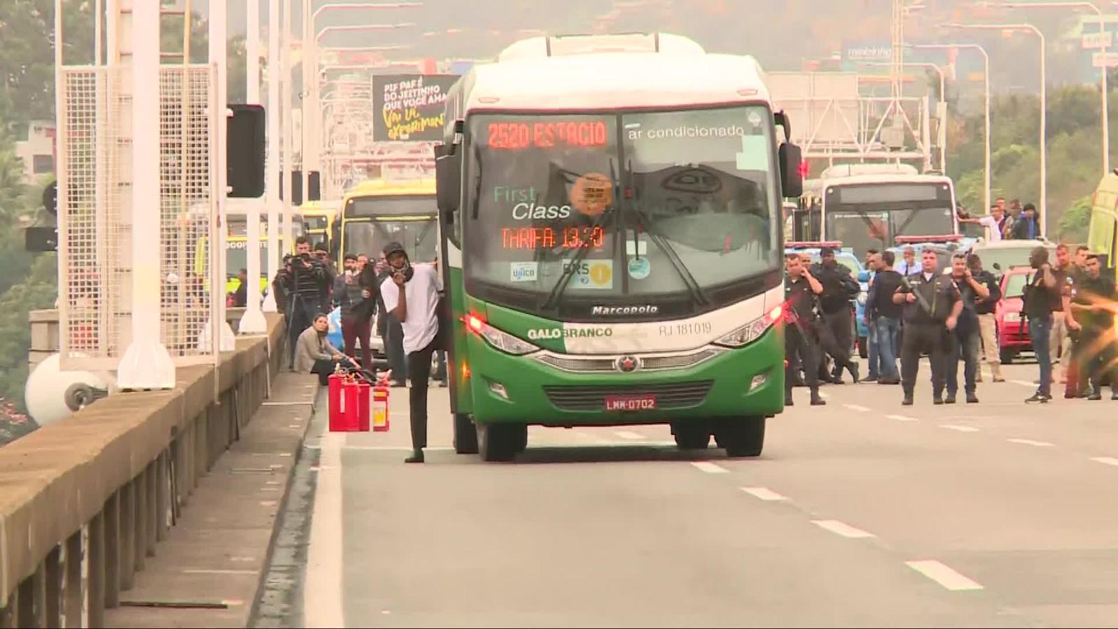 Sequestrador de ônibus na Ponte Rio-Niterói é morto