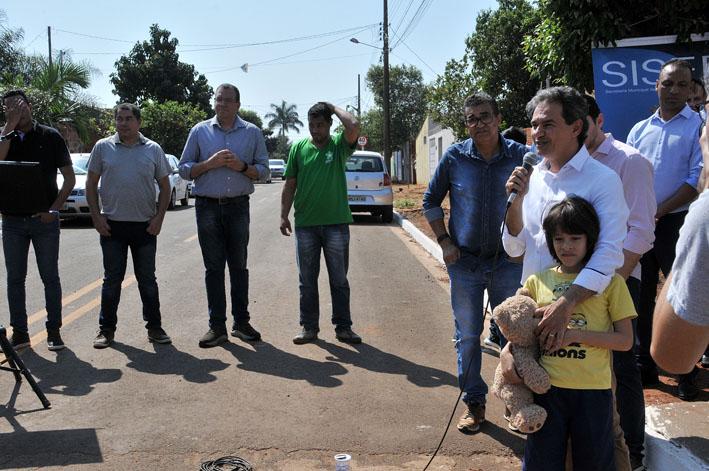 Prefeitura entrega asfalto para quatro bairros da Capital