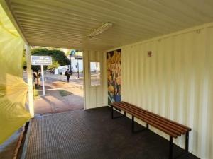 Container para abrigar passageiros de ônibus amanhece em frente à prefeitura