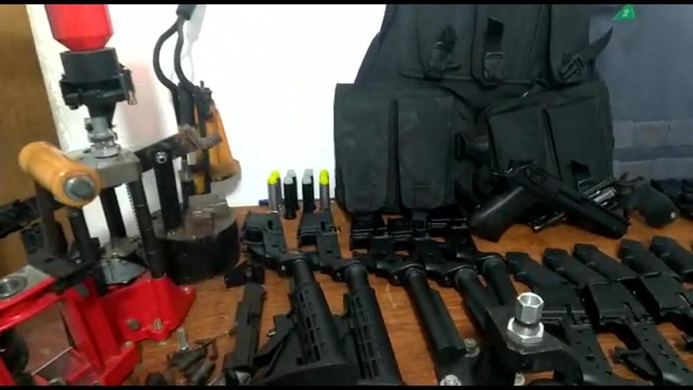 Polícia acha fábrica clandestina de armas, munições e explosivos na Zona Norte do Rio