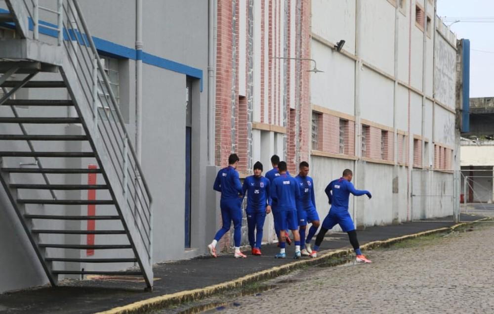 Com salários atrasados, jogadores do Paraná ameaçam não concentrar antes de jogo
