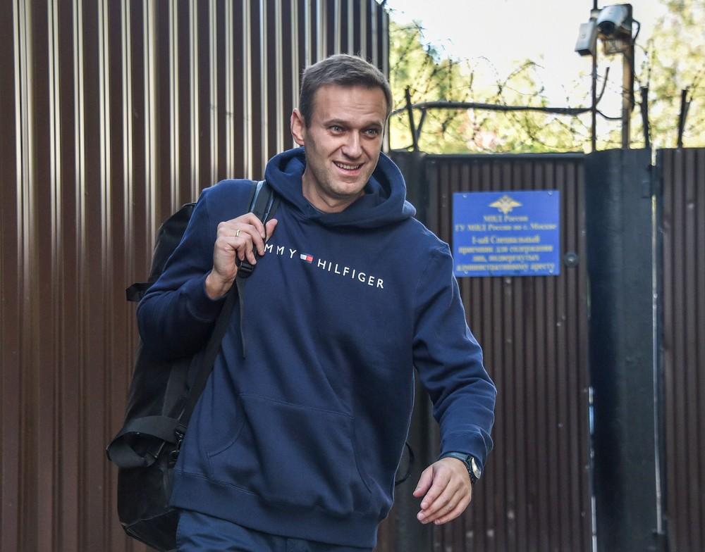 Opositor russo Alexei Navalny deixa a prisão após 30 dias