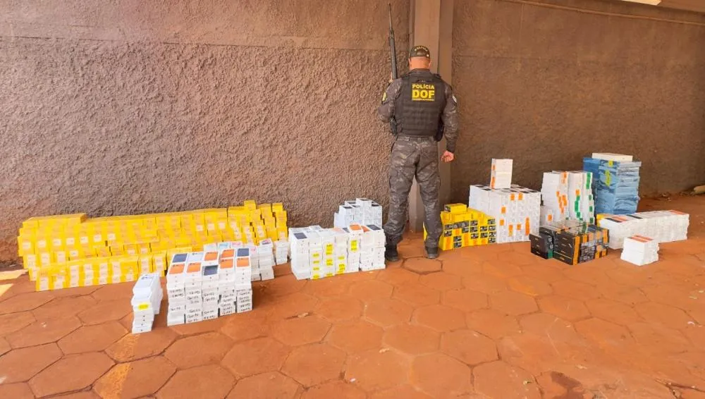 Eletrônicos e celulares apreendidos. (Foto: Divulgação, DOF)