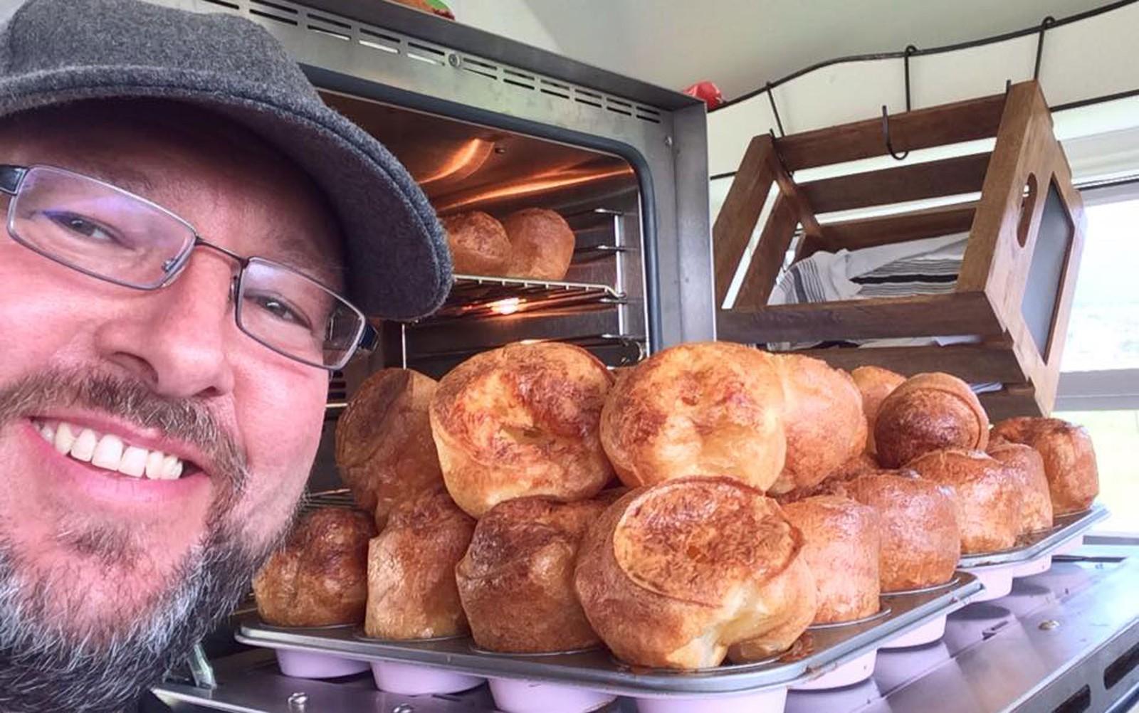 Chef abre food truck de pão de queijo sem conhecer o Brasil