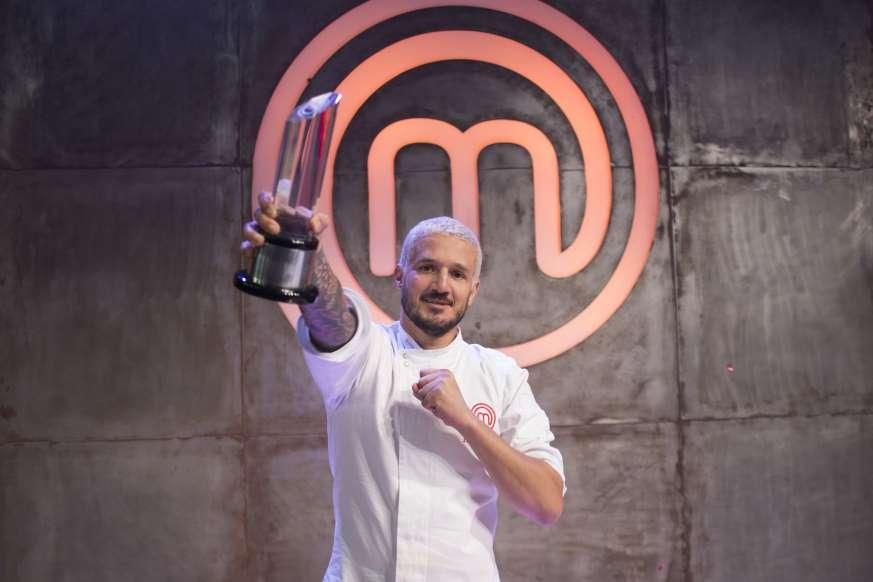 Rodrigo grita ao vencer 'MasterChef' e se emociona ao dedicar final à irmã
