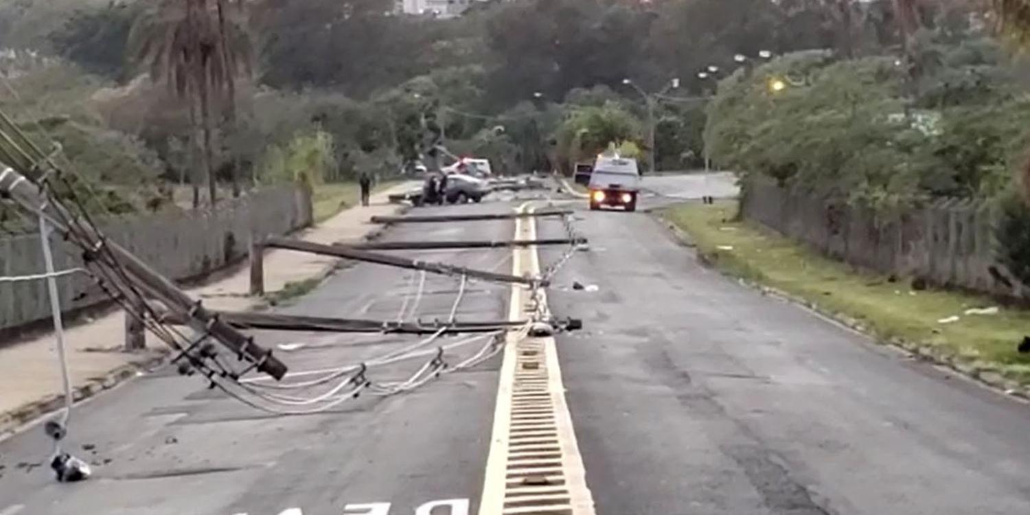 Homem bate carro e derruba 11 postes ao desviar de cachorro