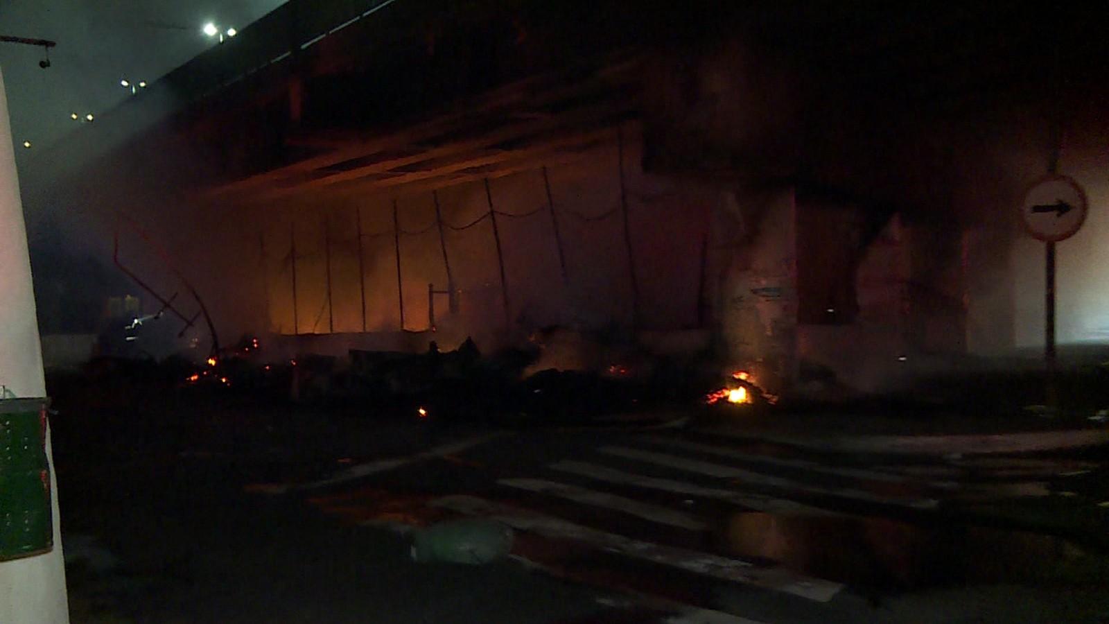 Viaduto em SP segue interditado após incêndio