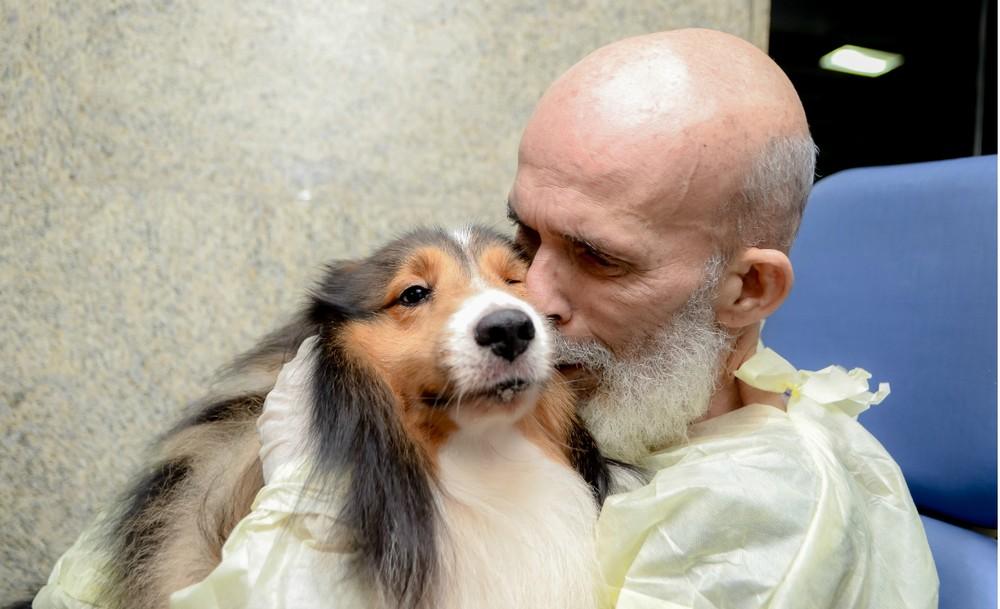 Paciente com câncer melhora após visita de cão em hospital