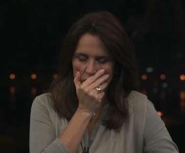 Jornalista da Globo se emociona ao noticiar morte de pai e filho