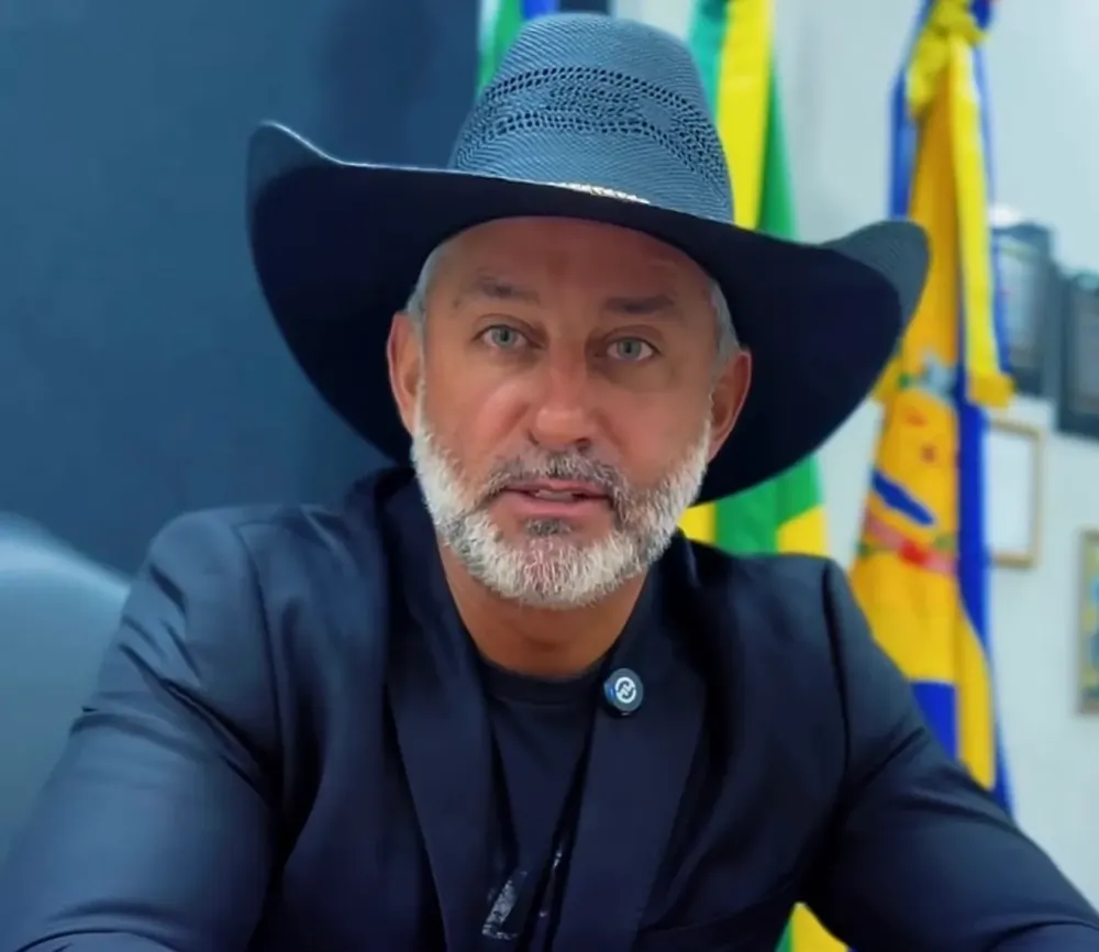 Prefeito será investigado por enriquecimento ilícito após desobedecer veto a corte de salário