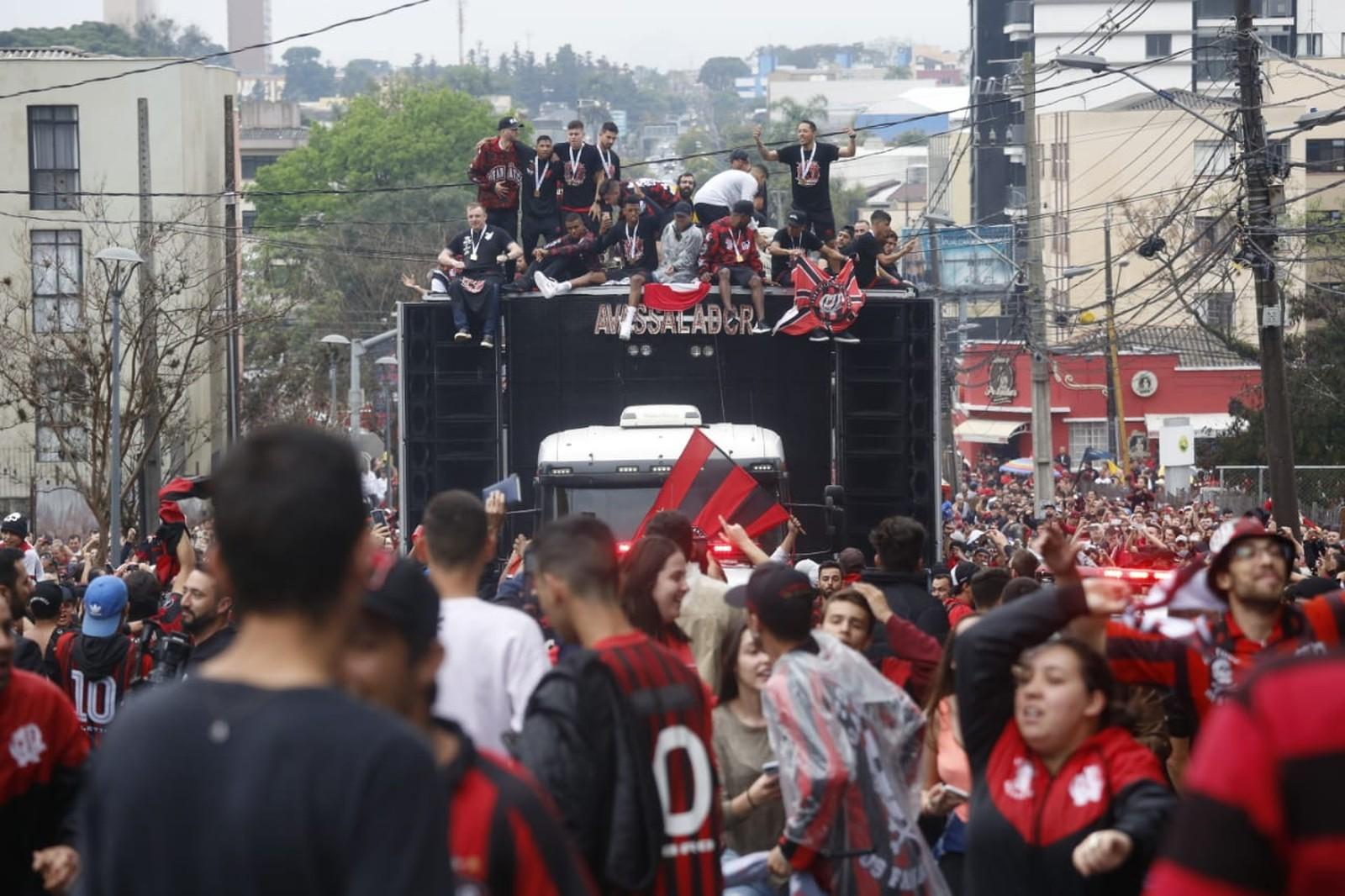 Athletico-PR é recebido com festa em Curitiba