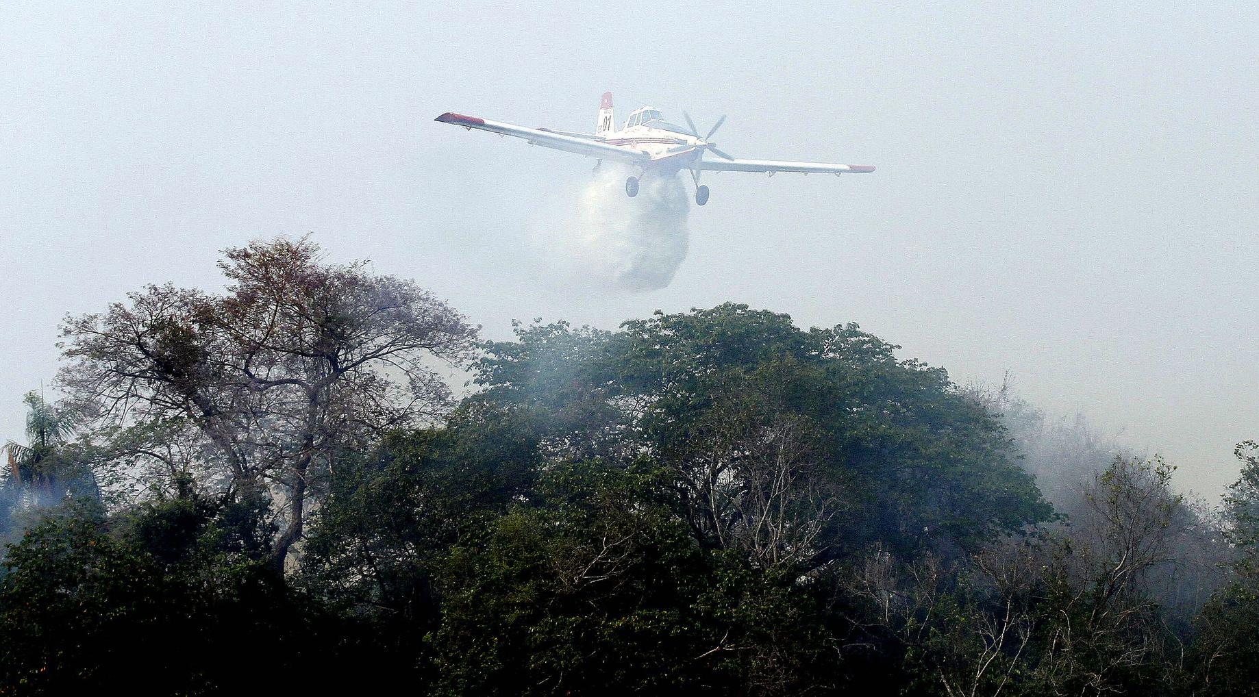 Combate aéreo e terrestre caminha para extinguir fogo que já queimou 37 mil hectares na Fazenda Caiman