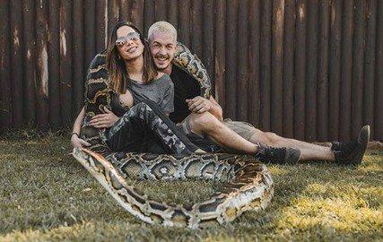 Corajosa! Anitta abraça cobra gigante em foto