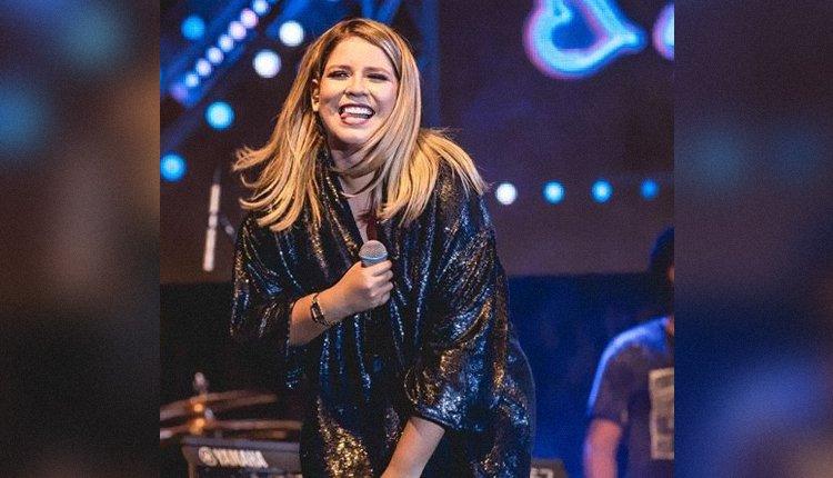 Grávida, Marília Mendonça cai em palco