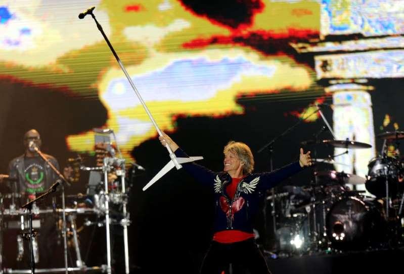 Bon Jovi consagra o romantismo no Rock in Rio e dança juntinho de fã no palco