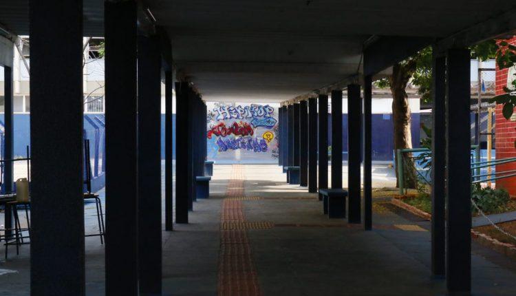 Professores aderem à greve e escolas ficam sem aula nesta quarta-feira