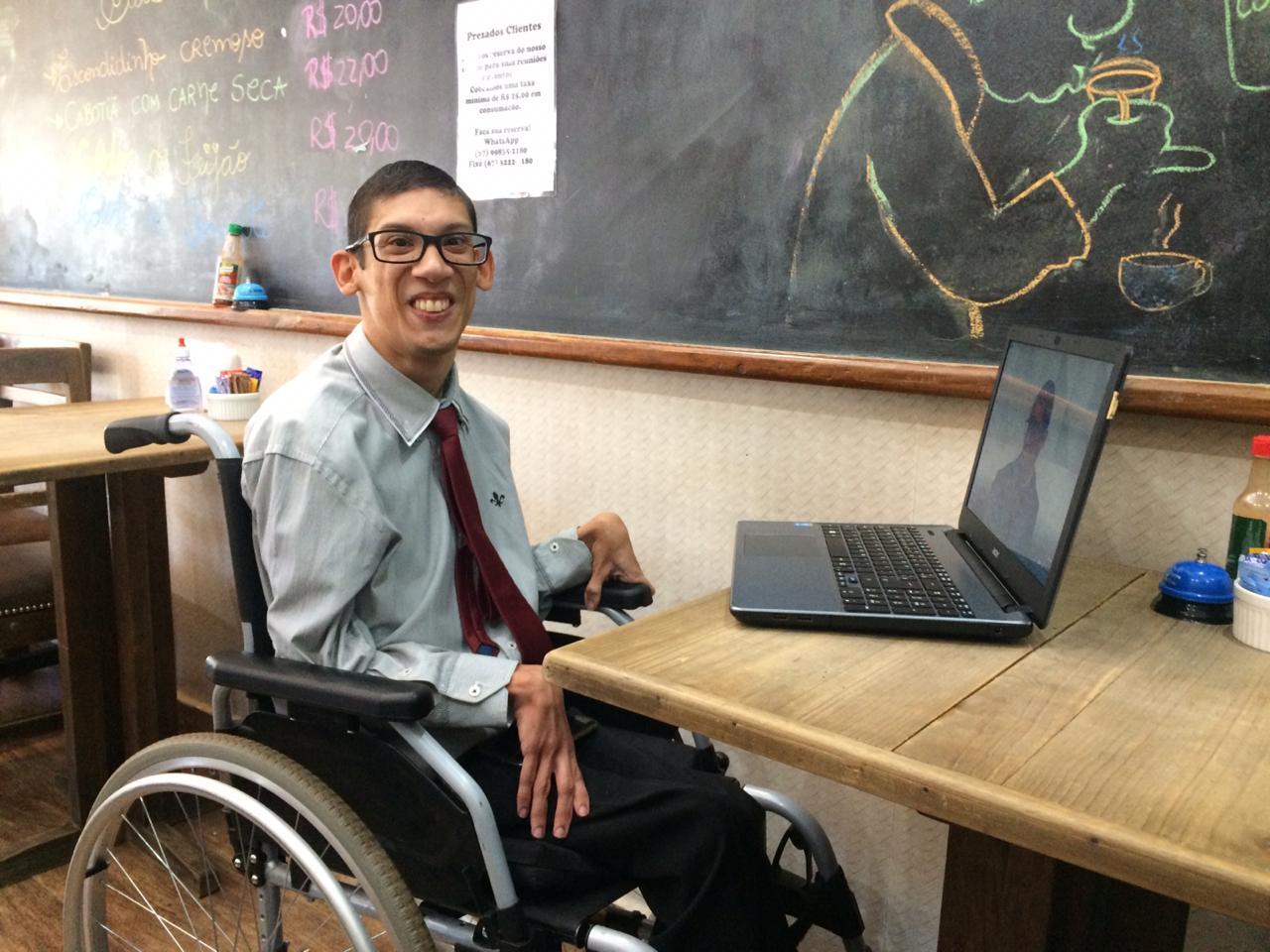 Paralisia cerebral não impediu Geraldo de escrever um livro