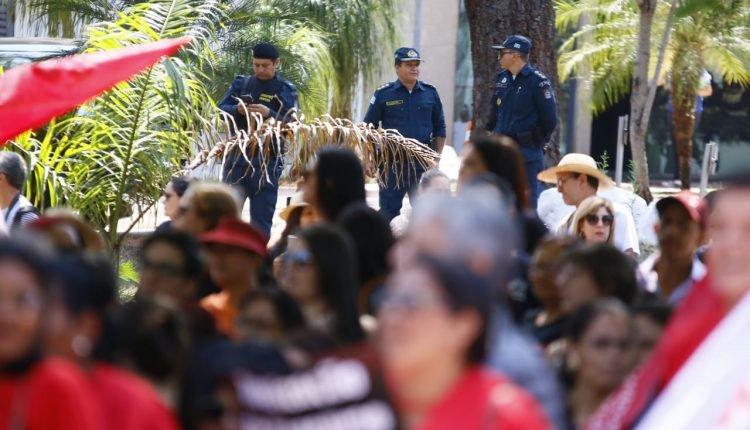 Em dia de protesto de professores, PM controla entrada de veículos no Parque dos Poderes