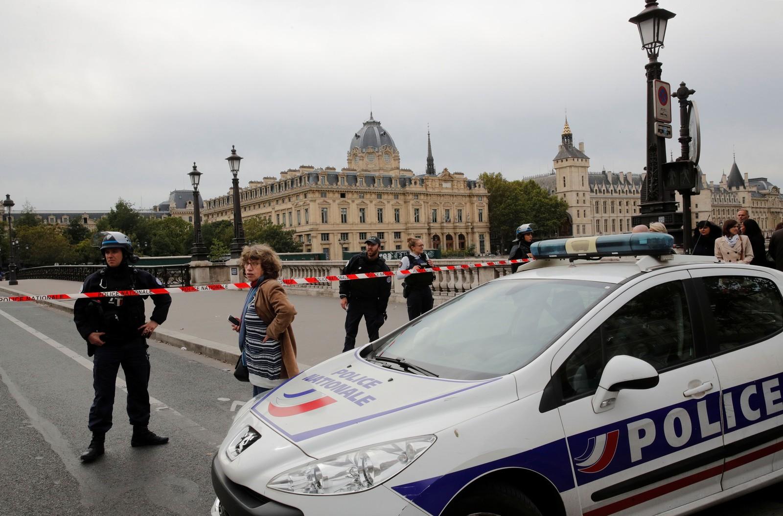 Ataque a faca deixa 5 mortos na sede da polícia de Paris