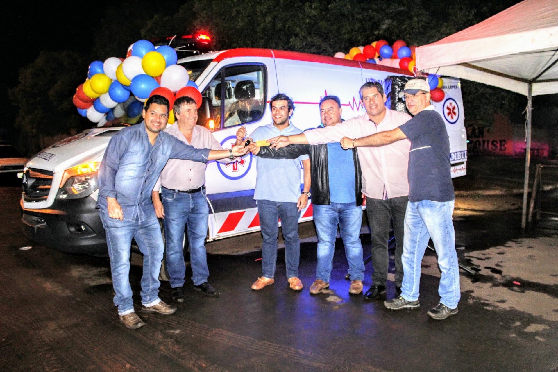 Prefeito entrega primeira UTI Móvel da história de Guia Lopes