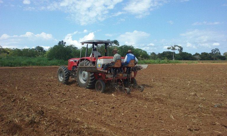 Indígenas recebem gradeamento de terras para o plantio da próxima safra