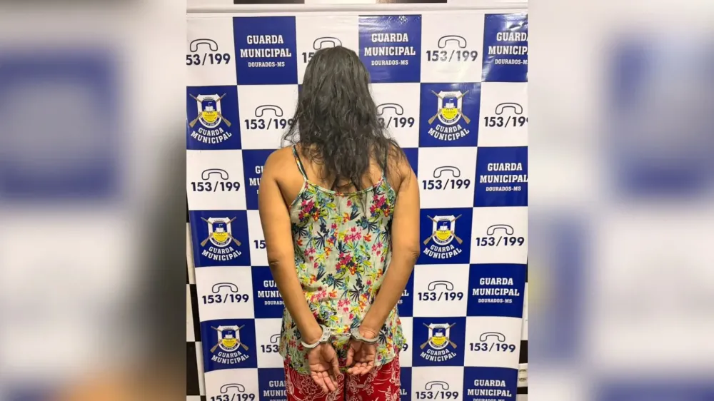 Mulher ouve gritos e flagra filha agredindo idosa com socos em Dourados 