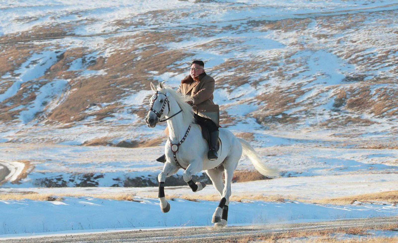 Fotos de Kim a cavalo geram rumores de anúncio político