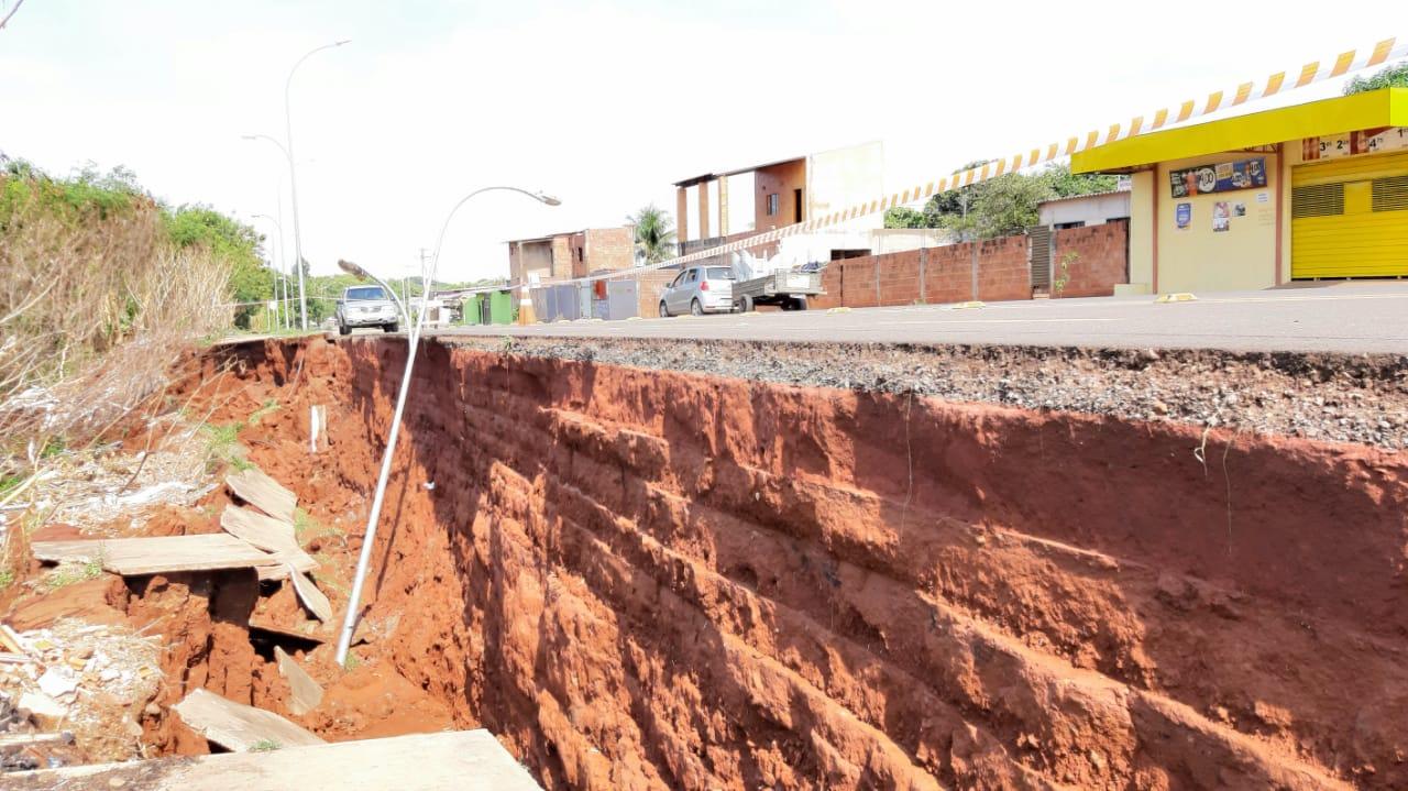 Durante chuva, força da água leva parte de rua na Capital
