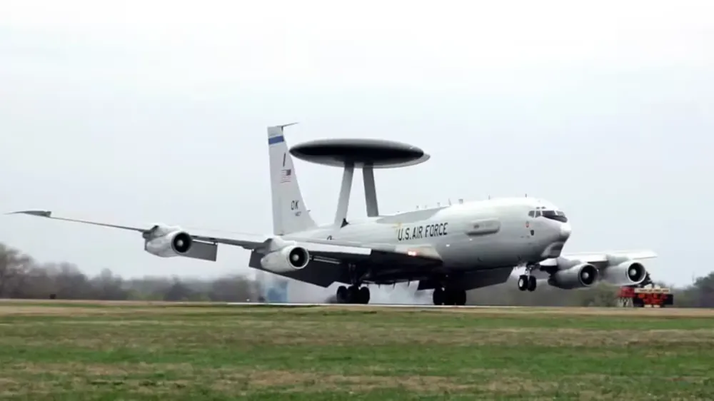 Modelo E-3 Sentry com radar circular visível. (Foto: Divulgação/ Agência Aeronaútica Norte-Americana)