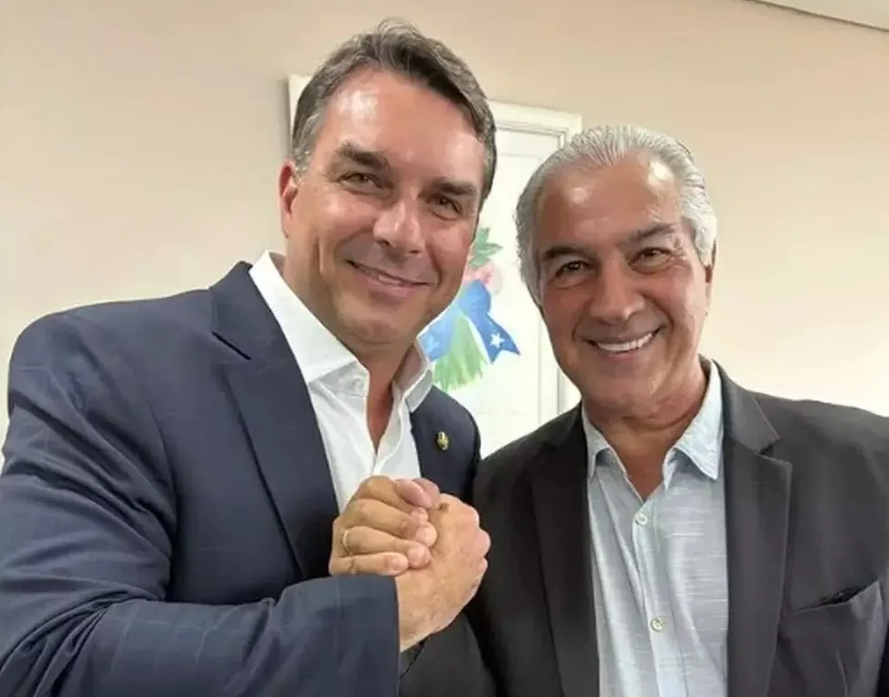 Em sua primeira visita como pré-candidato, Flávio Bolsonaro chega a MS com repúdio e título esperando na Assembleia