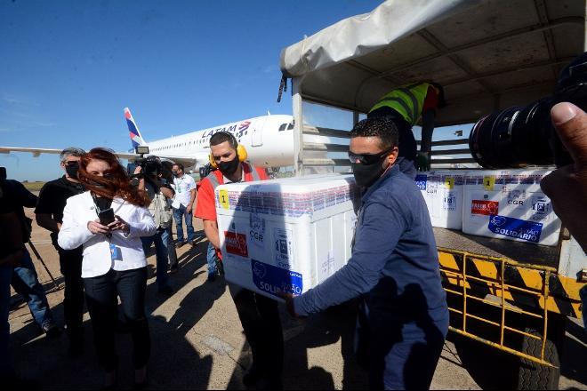 Novo lote com 66.950 doses pousou em Campo Grande nesta quinta-feira