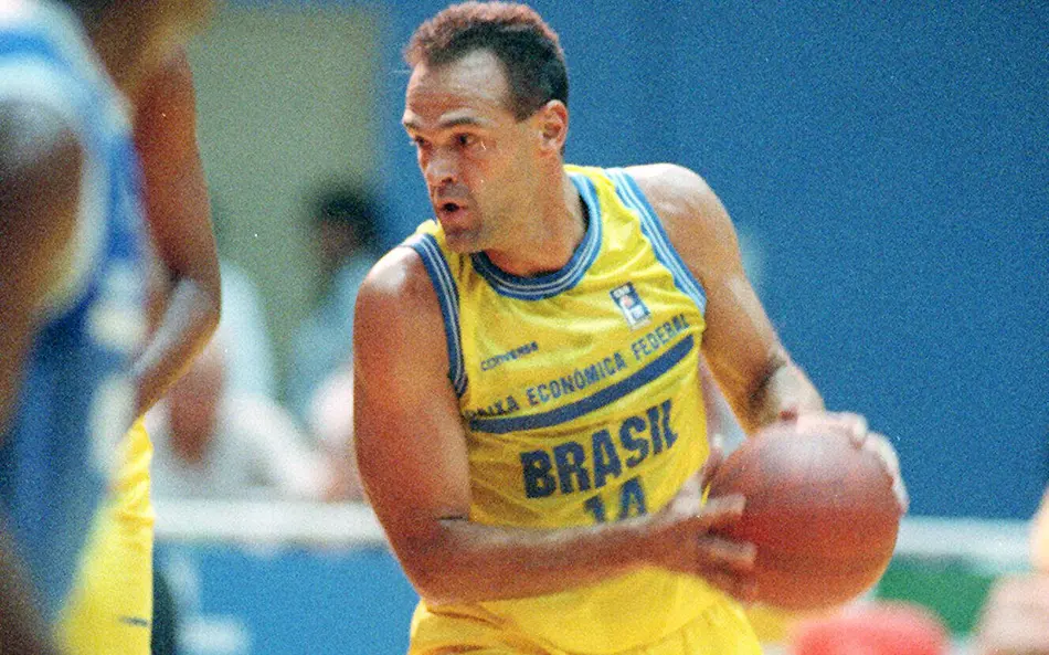 Oscar Schmidt em ação pela seleção brasileira (Foto: ANTONIO SCORZA / AFP)
