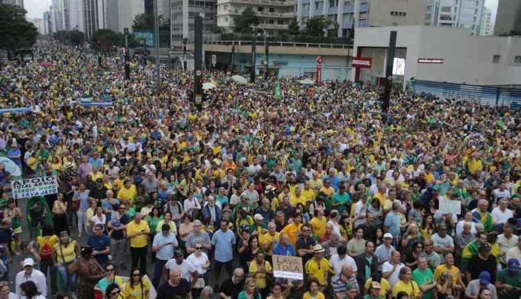 Manifestantes pedem PEC por segunda instância