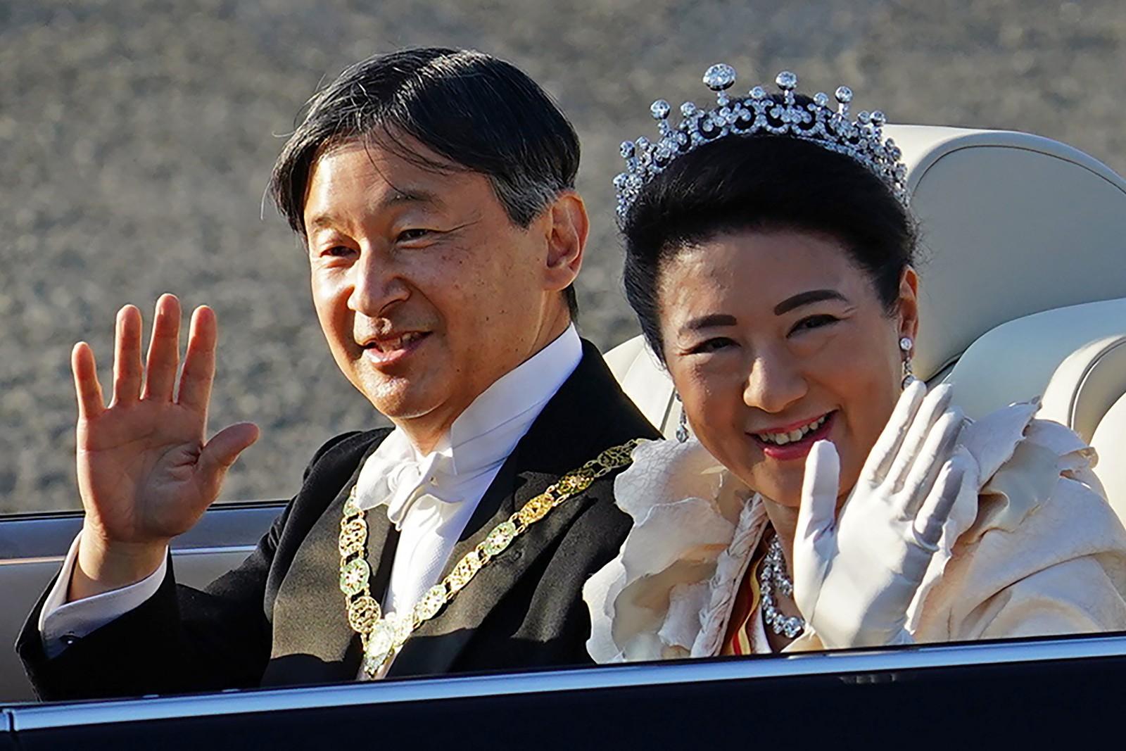 Novo imperador do Japão é aclamado em desfile