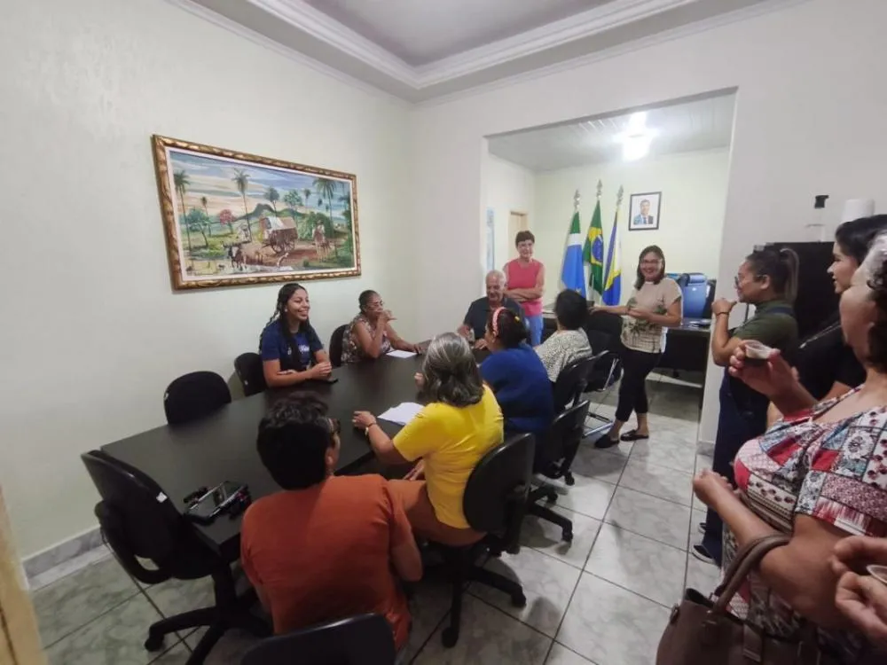 Grupo de idosos surpreende prefeito de Caracol com cantata no gabinete da Prefeitura