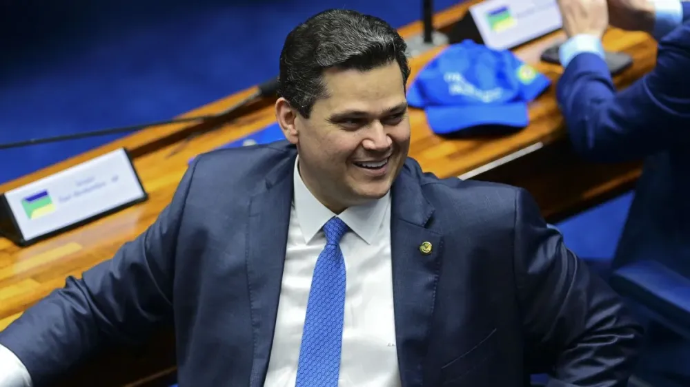 Alcolumbre é o “craque do jogo” em reprovação de Messias, diz oposição