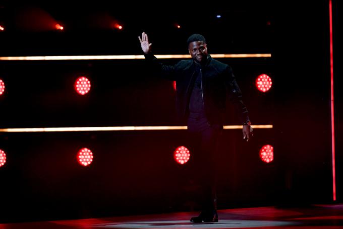 Em 1ª aparição após acidente, Kevin Hart vence prêmio e é aplaudido de pé