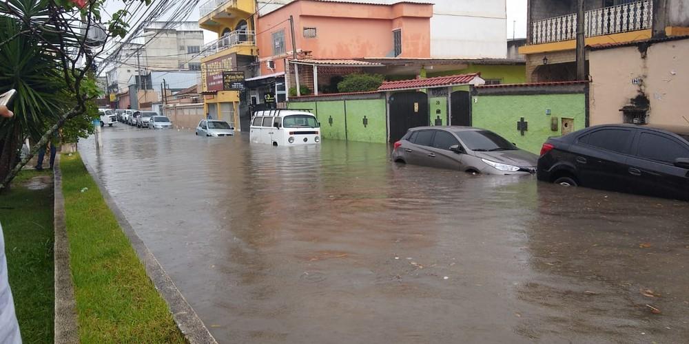 Chuva causa enchentes e coloca RJ em alerta
