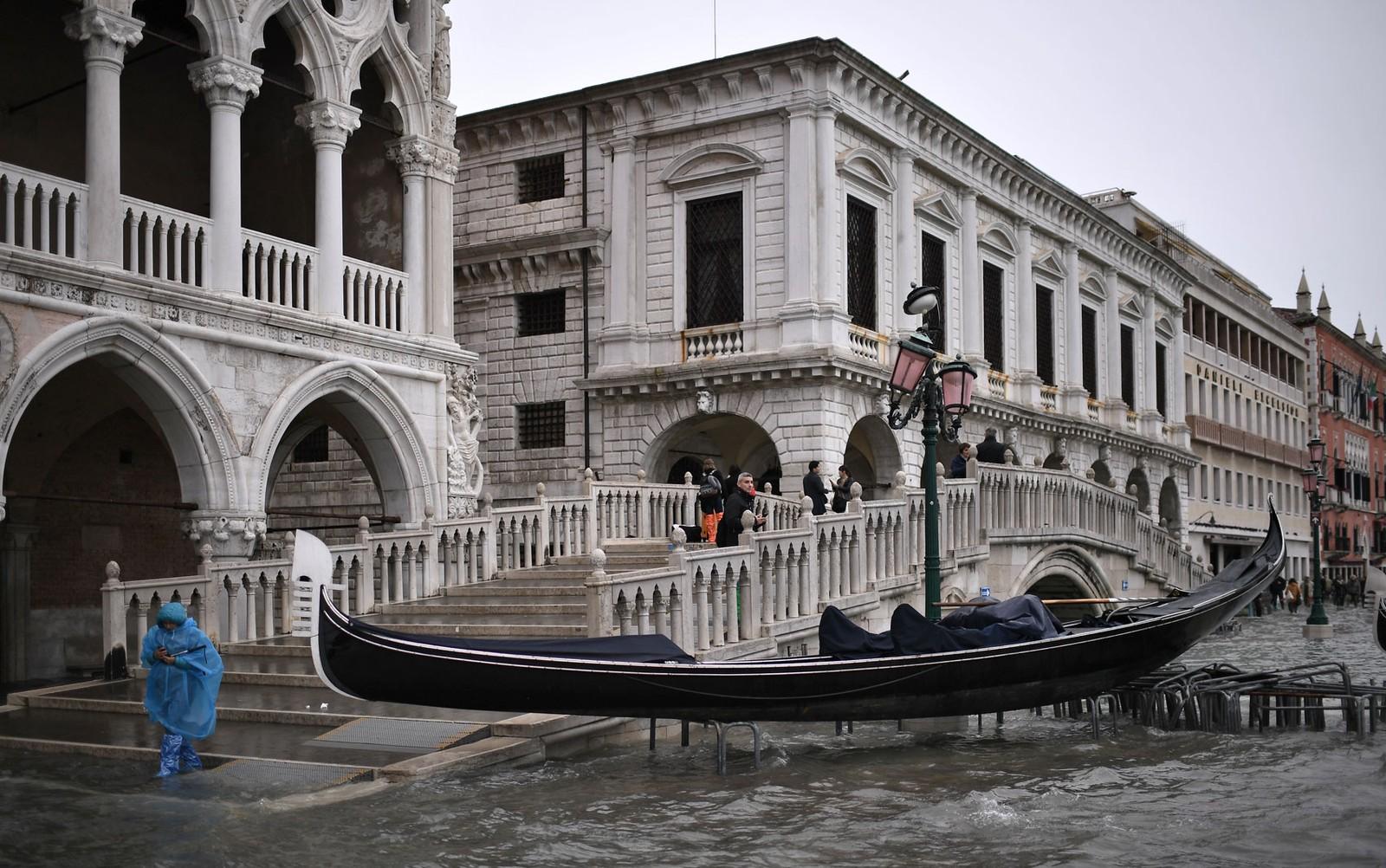 Maior maré alta desde 1966 afeta Veneza, na Itália