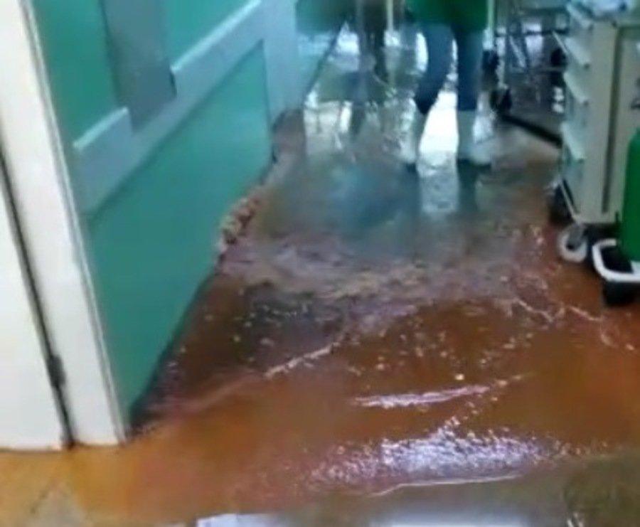 Chuva forte deixa Hospital alagado