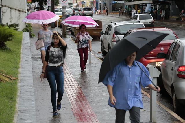 Campo Grande registrou 295 raios e 33 mm de chuva durante a madrugada
