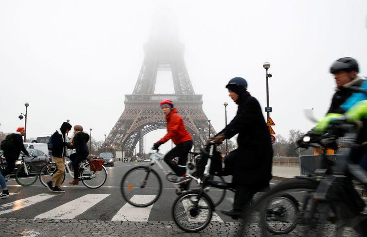 Paris enfrenta greve geral contra reforma
